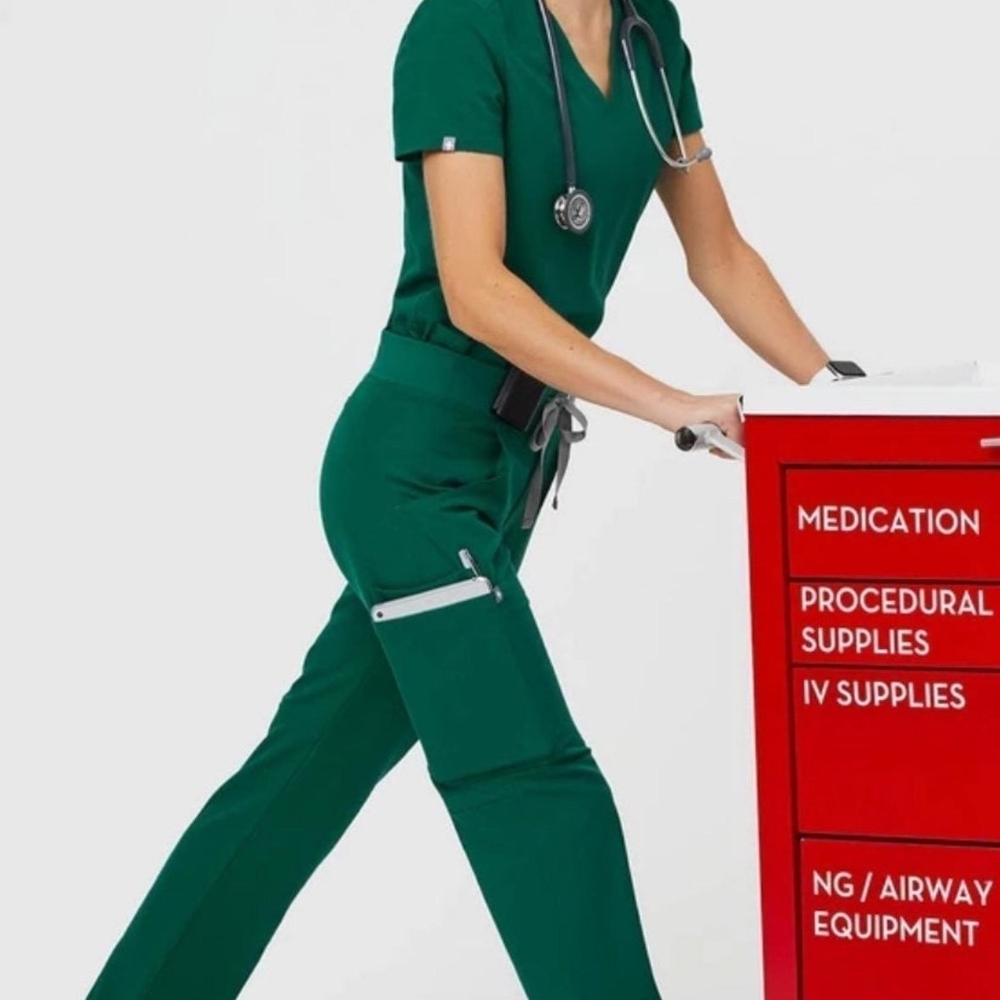 ISO Hunter Green Scrub Sets Size Small (Top + Pants) DO NOT BUY
